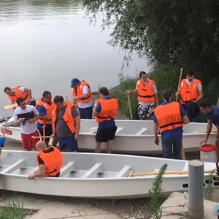 Admiralitas Kitchen And Restaurant לינה וארוחת בוקר