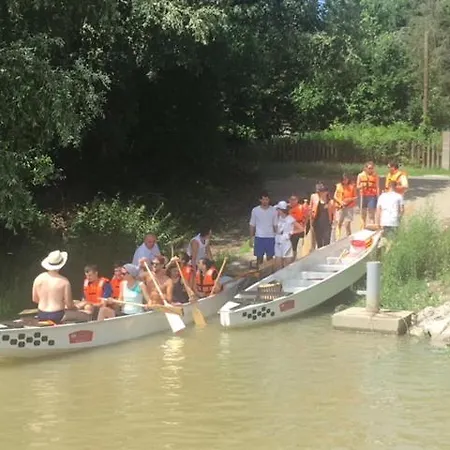 לינה וארוחת בוקר Admiralitas Kitchen And Restaurant