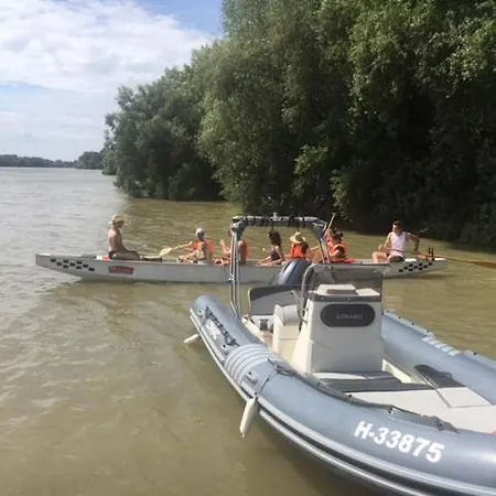 לינה וארוחת בוקר Admiralitas Kitchen And Restaurant