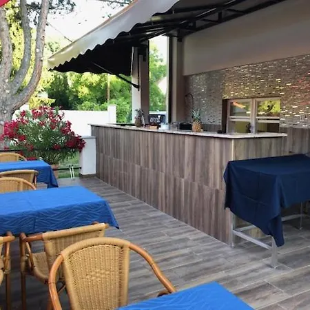 Admiralitas Kitchen And Restaurant לינה וארוחת בוקר 4*