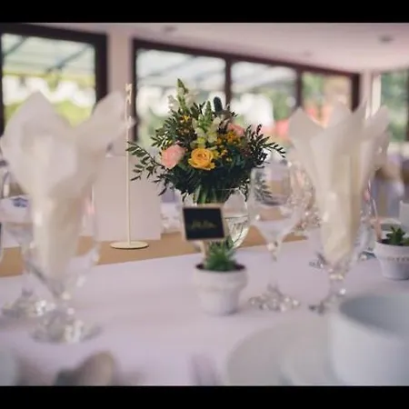 לינה וארוחת בוקר Admiralitas Kitchen And Restaurant Leányfalu